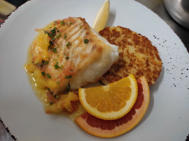 Dos de cabillaud, sauce vierge aux agrumes , écrasé de pommes de terre snacké
