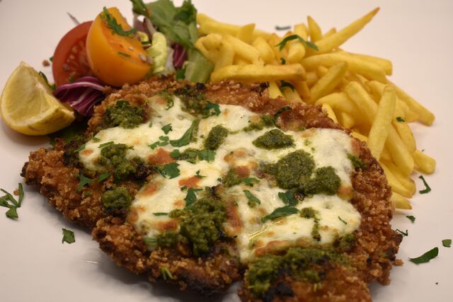 Escalope Milanaise gratinée pesto mozzarella di bufala /frites, salade