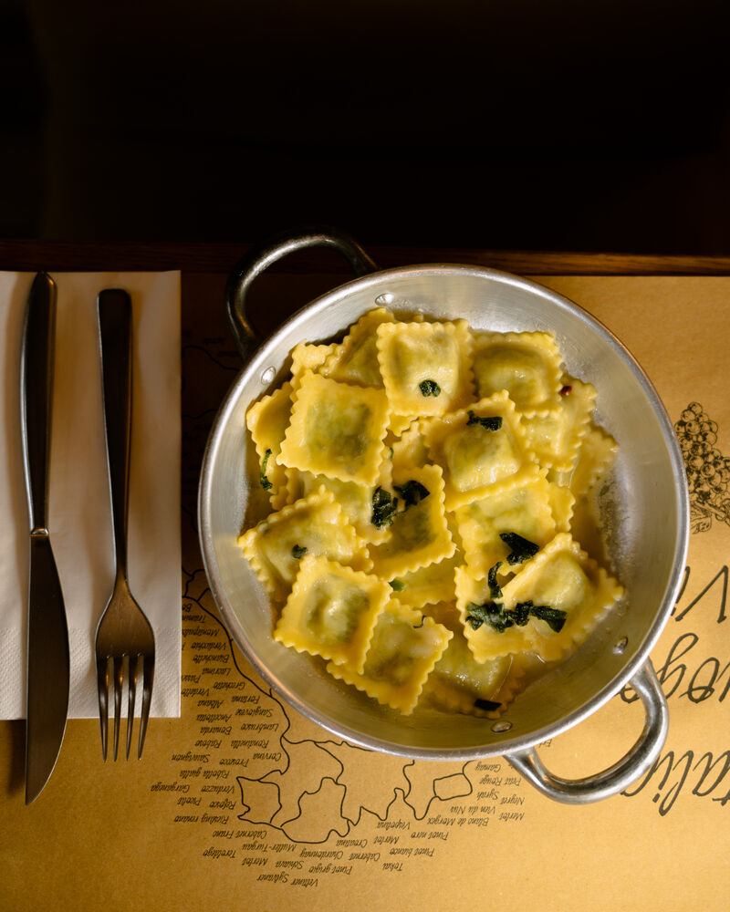 Ravioli ricotta e spinaci burro, salvia