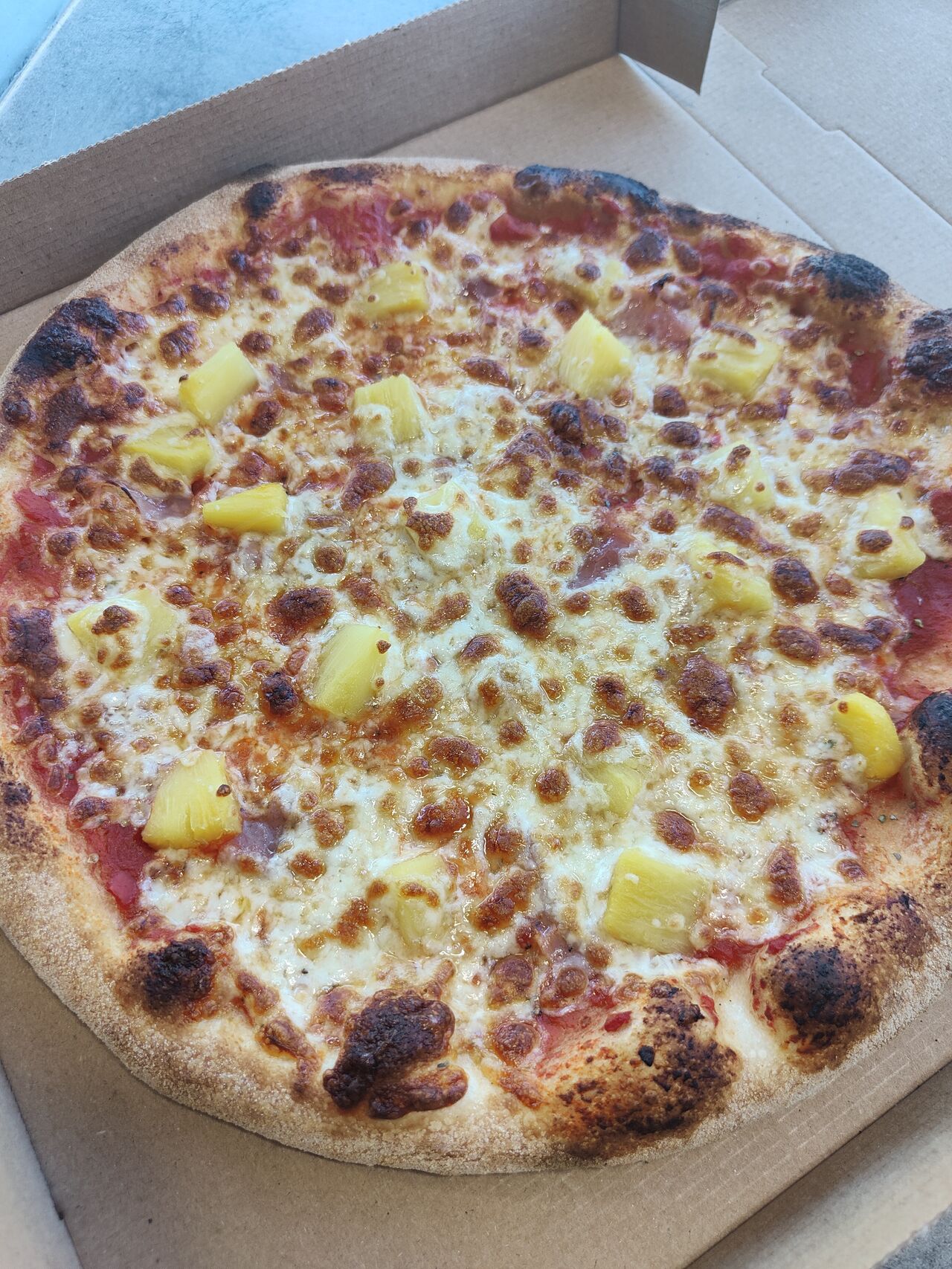 Hawaïenne : base tomate, jambon italien, ananas, mozza