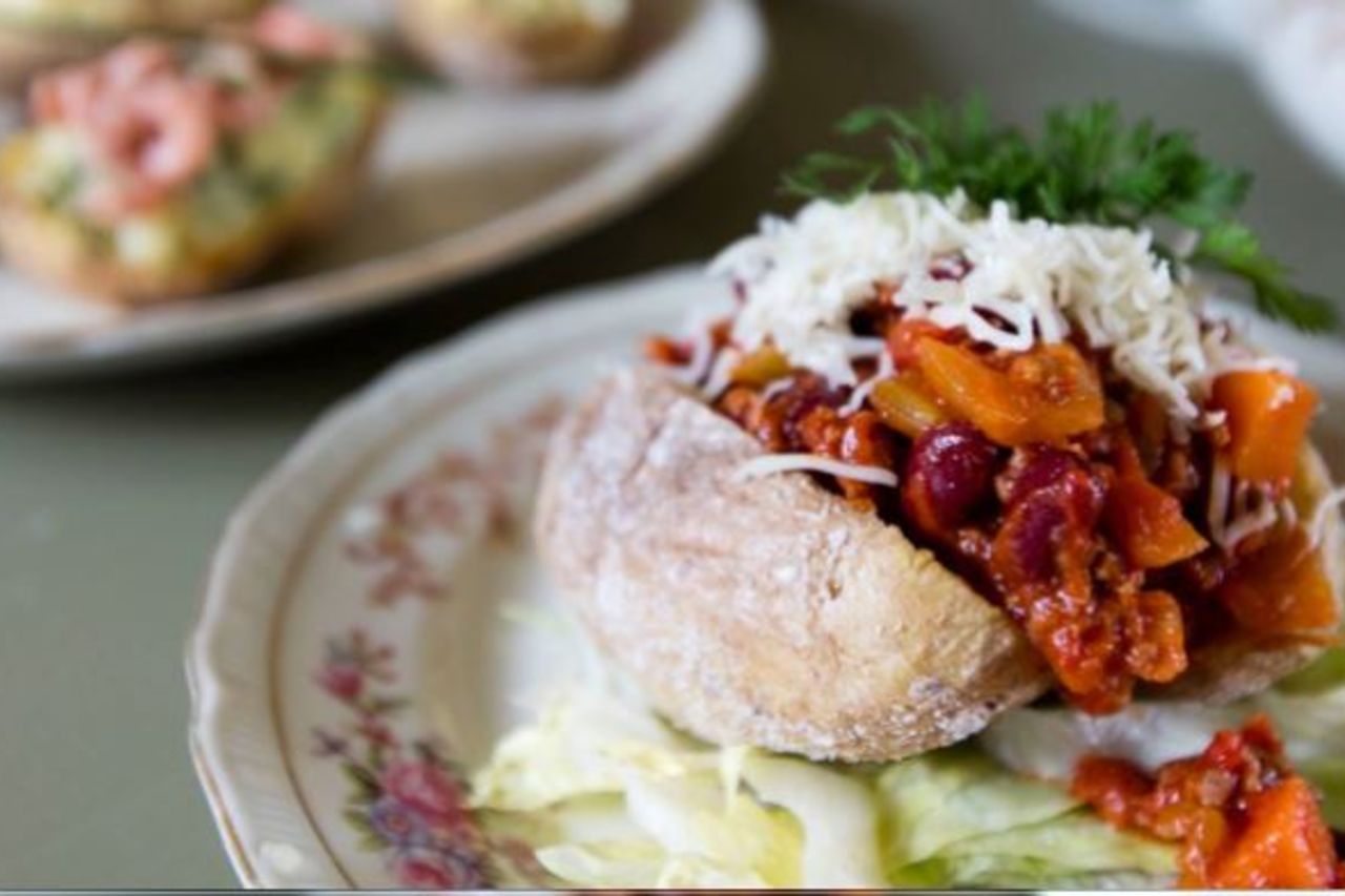 Gepofte patat met chili con carne