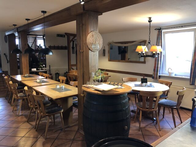 Unsere Gaststätte und unsere schöne im Innenhof liegende Terrasse.