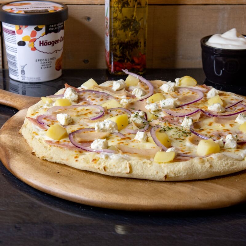 LA BILLY’S : crème fraiche, jambon, mozzarella, poulet, pommes de terre, oignons, boursin, persillade.