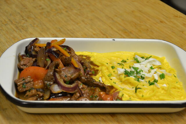 Tallarines a la huancaina con lomito