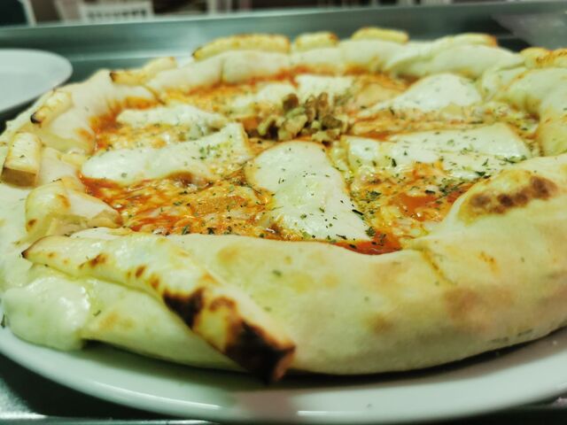 PIZZA CABRA CON BORDE DE QUESO