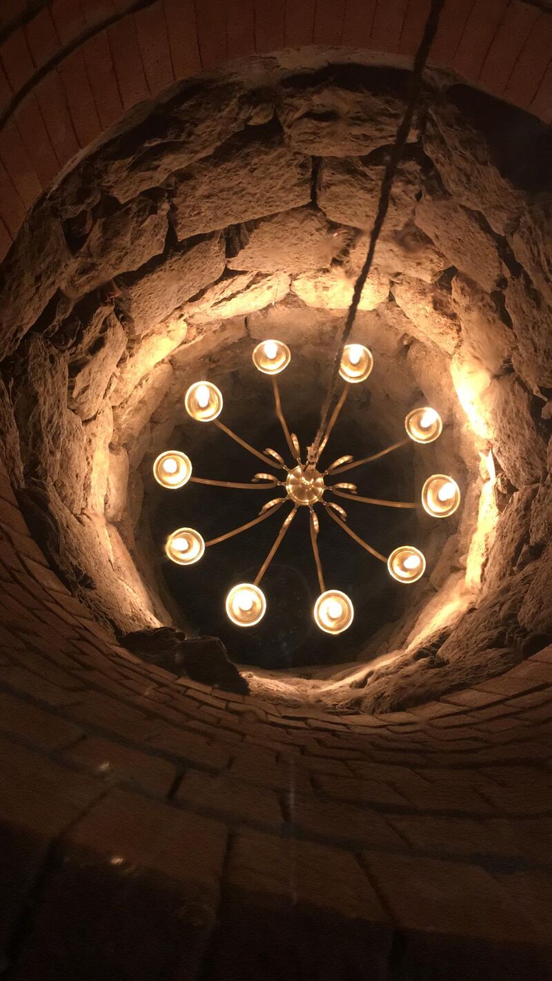 Un pozo de 8 metros de profundidad construido hace siglos, la joya de la corona es ahora una peculiar mesa.