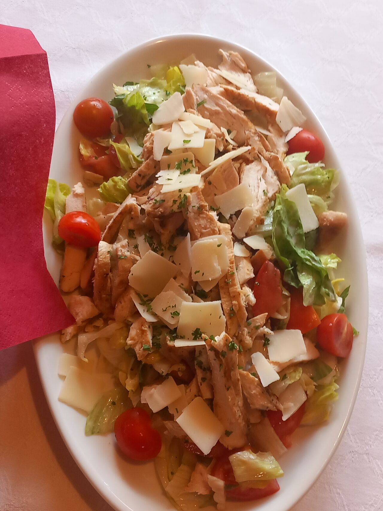 Zeleninový salát s kuřetem a parmesánem