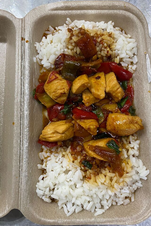 Pui în stil chinezesc cu garnitură de orez alb