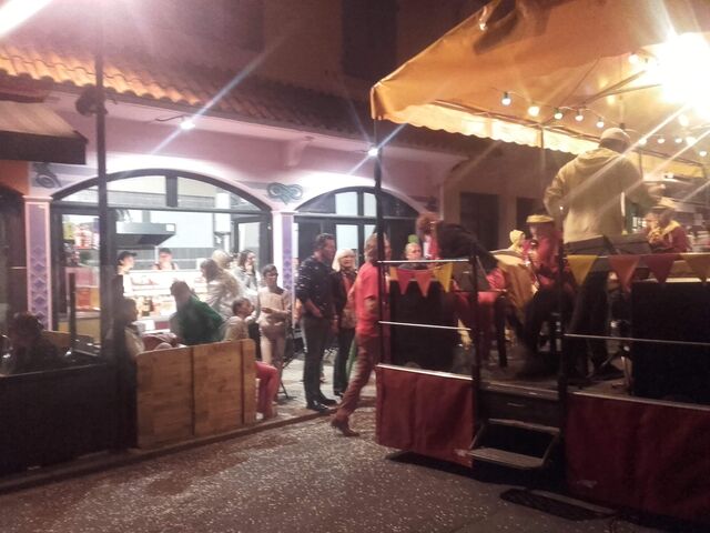 Carnaval Le Corso fleuri dans l avenue du Président roosevelt