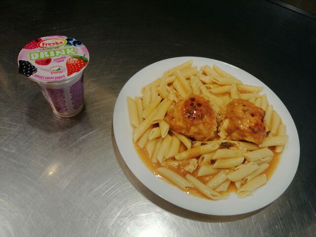 Pileće mesne okruglice u umaku na tijestu