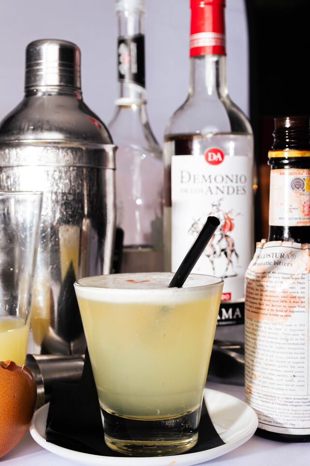 PISCO SOUR (Pisco, limón, jarabe de azúcar y clara de huevo) 