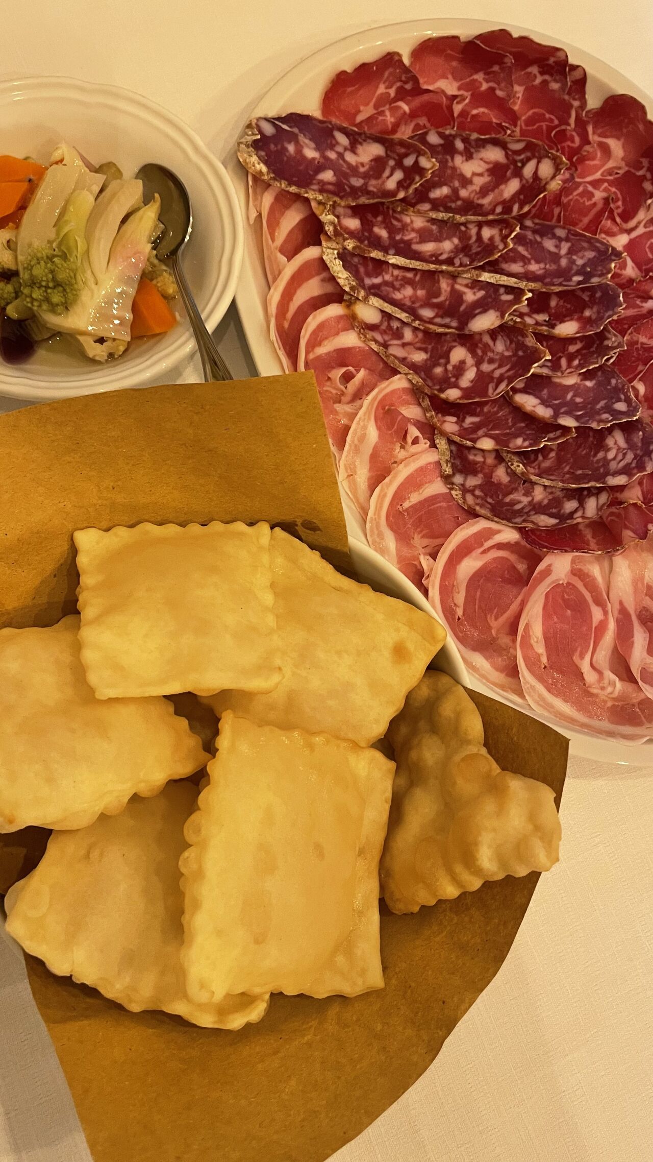 Salumi piacentini con gnocco fritto e giardiniera fatta in casa