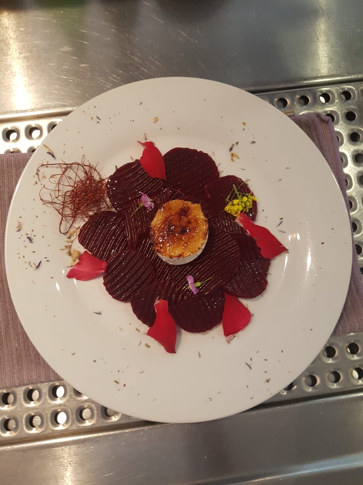 Caramelisierter Tomakäse auf Rotebeetecarpaccio 