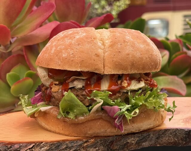 Hamburguesa vegana con carne de soja y alcachofa a la romana en Guardamar del Segura