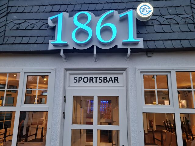 Außenlogo 1861 beleuchtet
