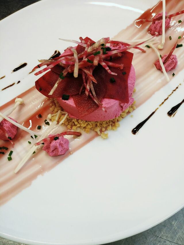 Bavarois de Betterave / Pickels de Betteraves / Sablé Parmesan