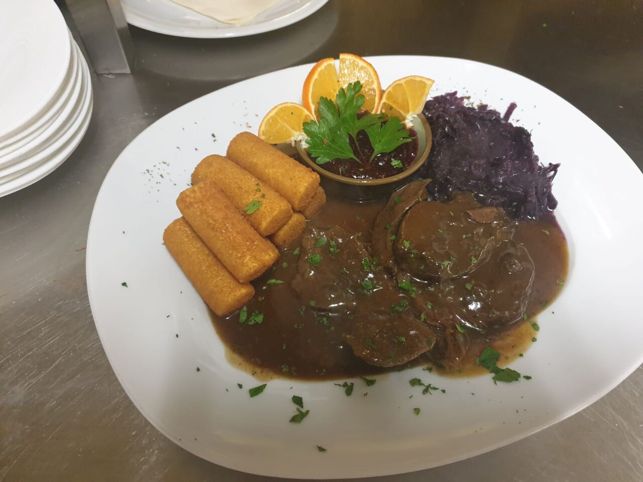 Hirschbraten, Blaukraut und Kroketten 
