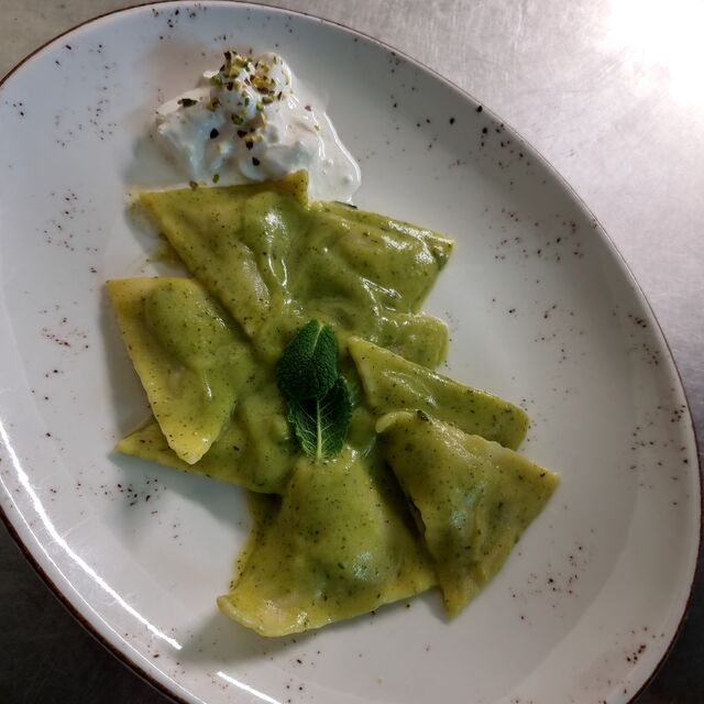 Agnolotti crema di zucchina e stracciatella 
