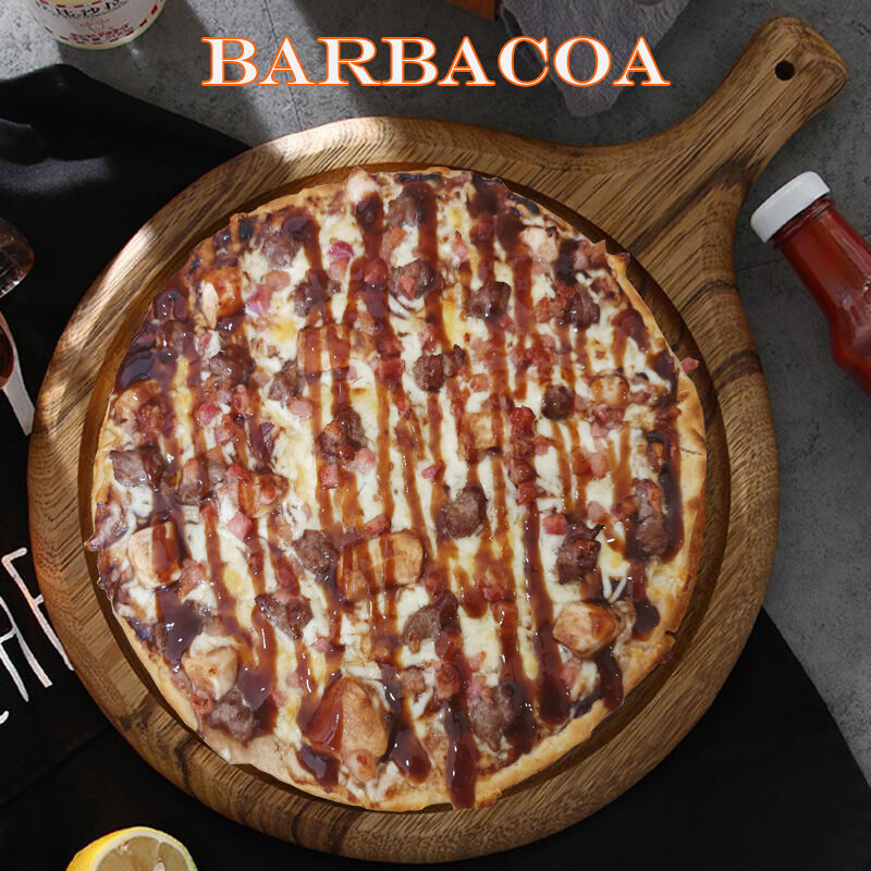 Base de Salsa BBq, Queso, Ternera, Bacón, Pollo Marinado y más Salsa BBq por encima.