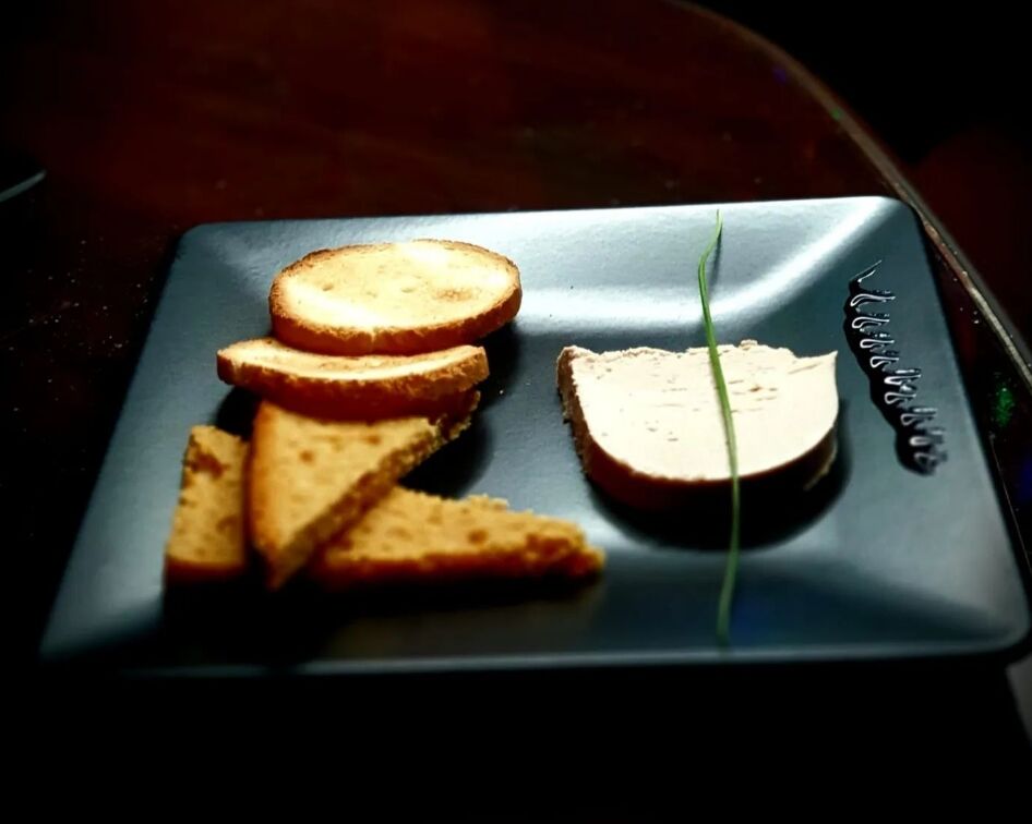 Quoi de mieux qu'une bonne tranche de foie gras accompagné de son toast de pain de mie et de pain d'épice?...
