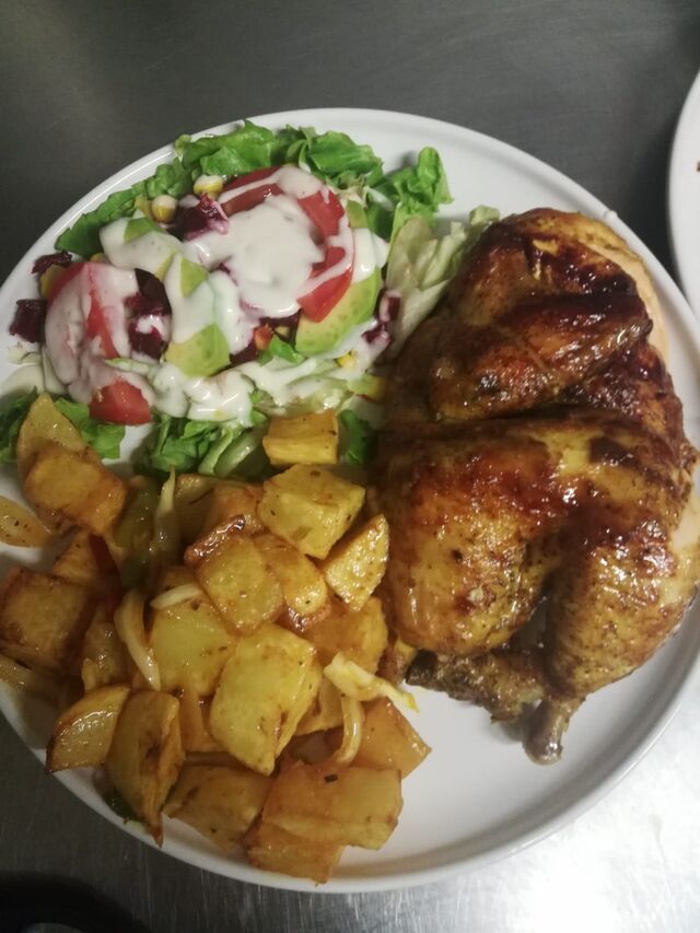 Assiette demi poulet pomme de terre salade