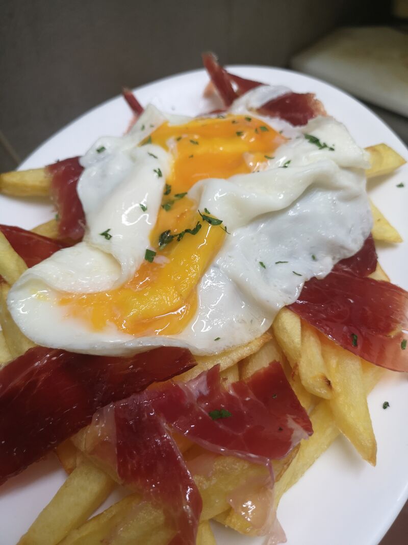 Huevos rotos con jamón 