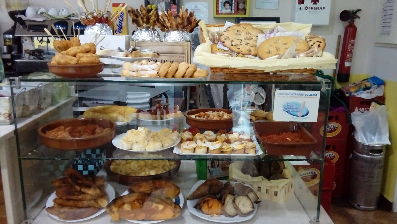 Los jueves toca mercadillo, nuestra vitrina se llena de productos sabrosos. 