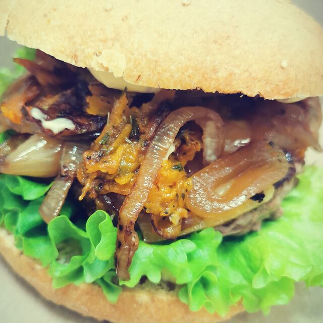 Burger aux tranches de butternut rôties aux herbes de Provence..