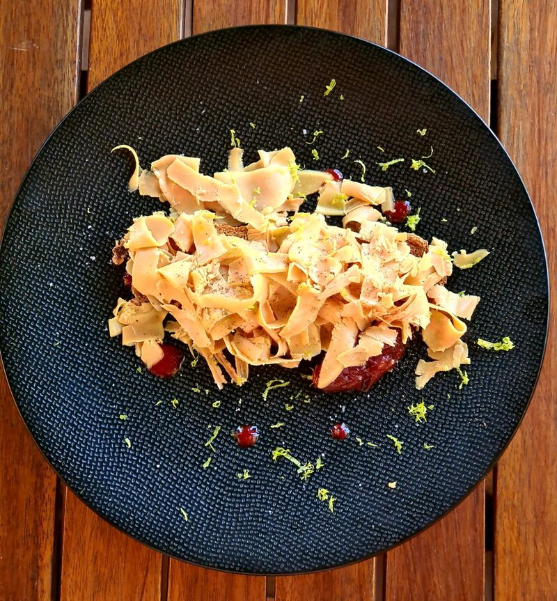 -LE FOIE GRAS
Melba de pain, copeaux de foie gras, chutney de poivrons rouge et citron vert