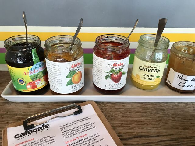 Stets beim Frühstück dabei: Eine große Auswahl an süßen Brotaufstrichen 