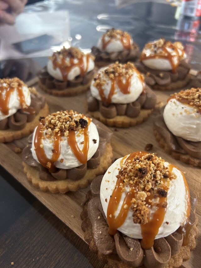 Biscuit sablé, ganache chocolat noir, espuma et crumble de cacahuètes salées, caramel beurre salé 