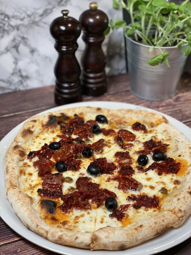 Pizza Nduja mit scharfer Streichsalami