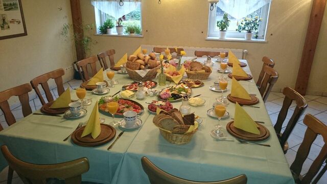 Frühstück am Tisch