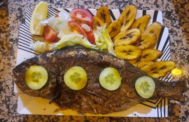 Pescado a la Brasa con ensalada y plátano fritos