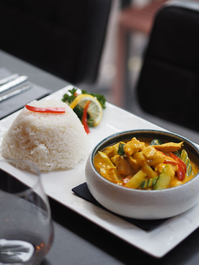 Poulet mijoté au curry jaune 