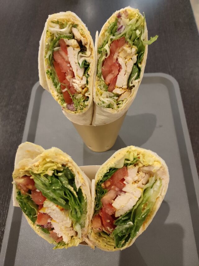 Wrap oriental
Poulet et tartinade raz el hanout, salade, tomate, oignon rouge.
4.50€