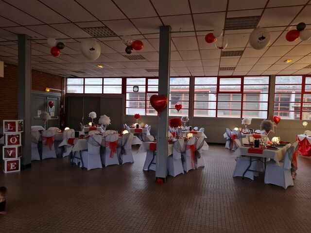 Grande salle Deco blanc et rouge