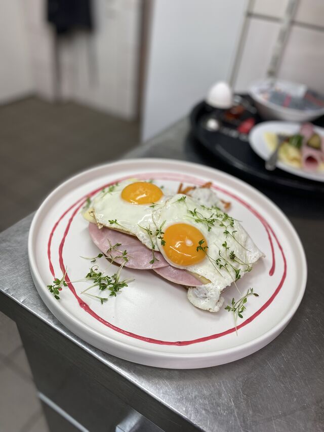 Der Stramme Max mit frischem Gouda vom Block 