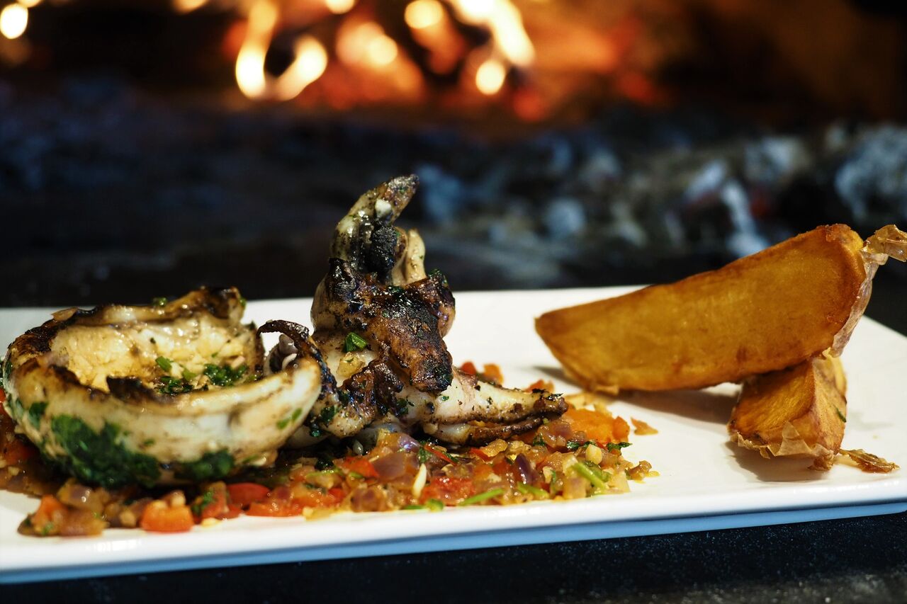 Sèche Grillée à l'Ail et Persil sur compotée Oignons et Poivrons avec Potatoes