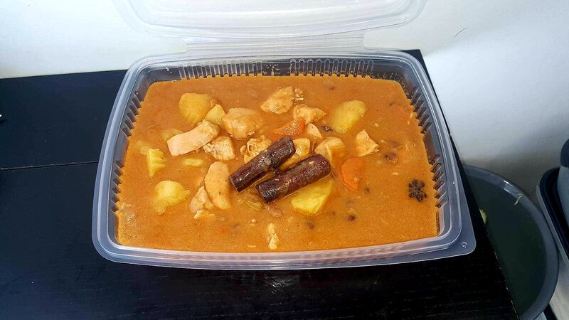 Massaman : Poulet au curry / lait de coco avec pommes de terres, servi avec du riz Sur Cde
