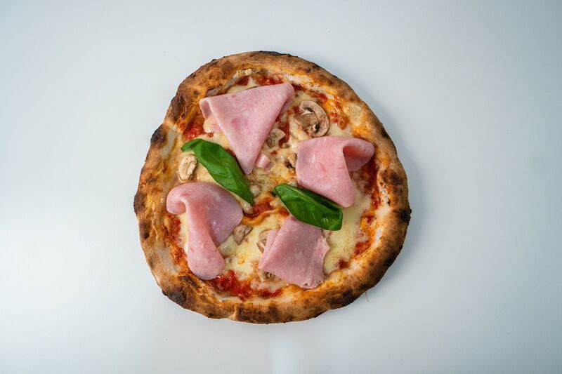 PIZZA PROSCIUTTO E FUNGHI.
