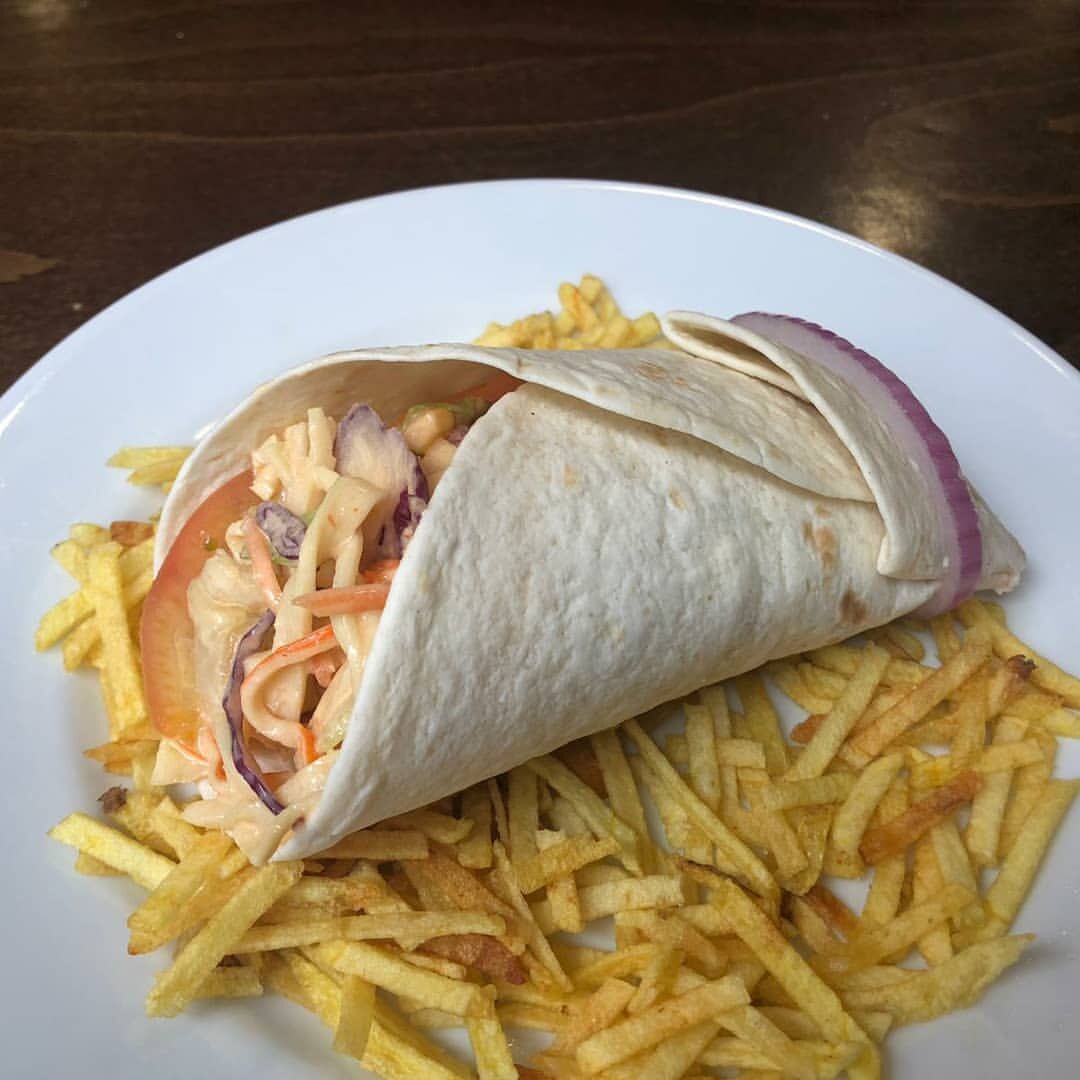 Pañuelo de cangrejo, (Tortilla de trigo Maxi, mazcla de lechugas, cangrejo, manzana, tomate y salsa