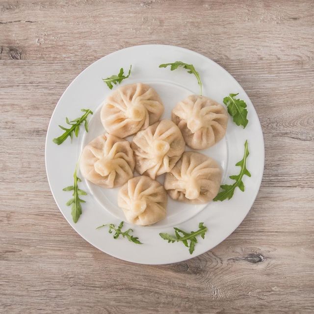 Chinkali gruzińskie pierogi z mięsem wieprzowo wołowy i rosołkiem w środku