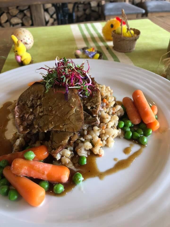 Jehněčí kýta, bylinkové kroupeto, máslová karotka s hráškem