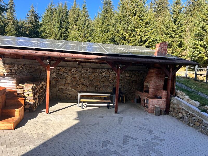 Loc de gratar acoperit