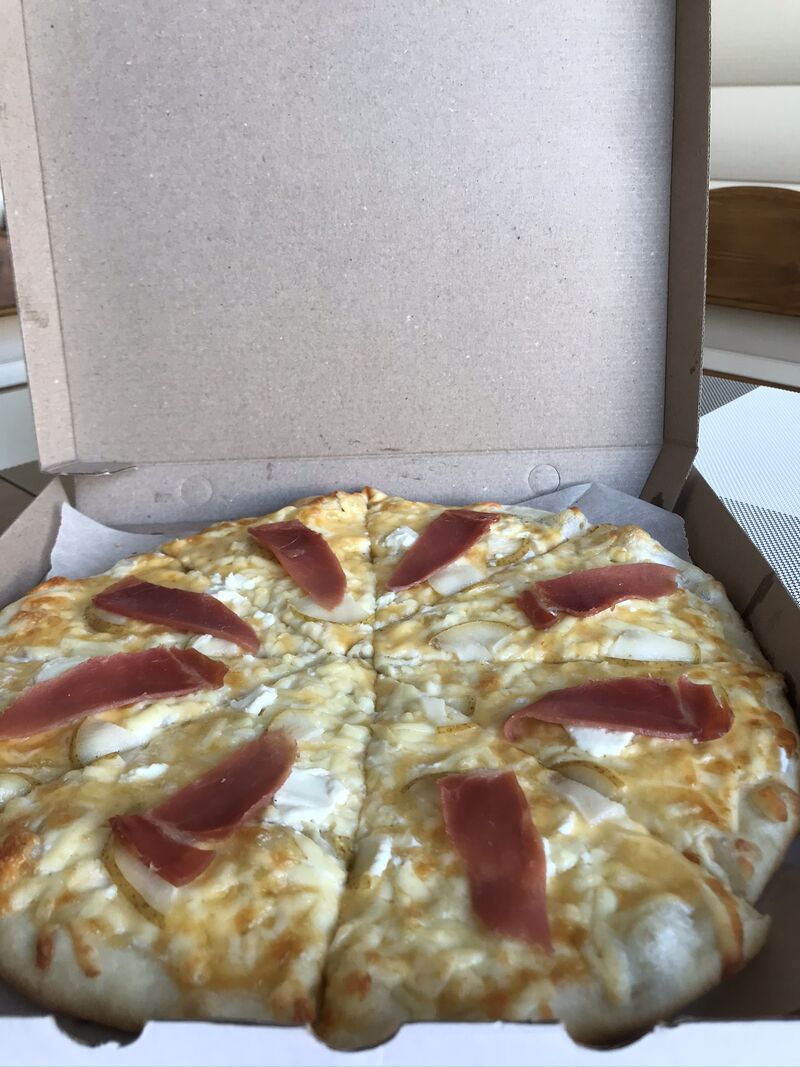 Піца з грушею та хамоном