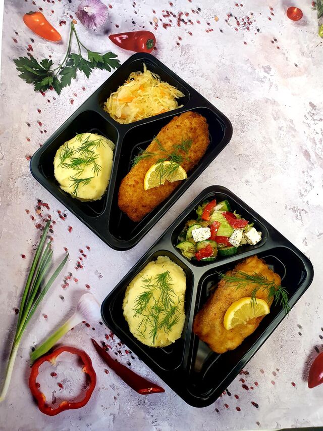 Zestaw ryba mintaj lub dorsz, ziemniaki puree, surówka do wyboru. 