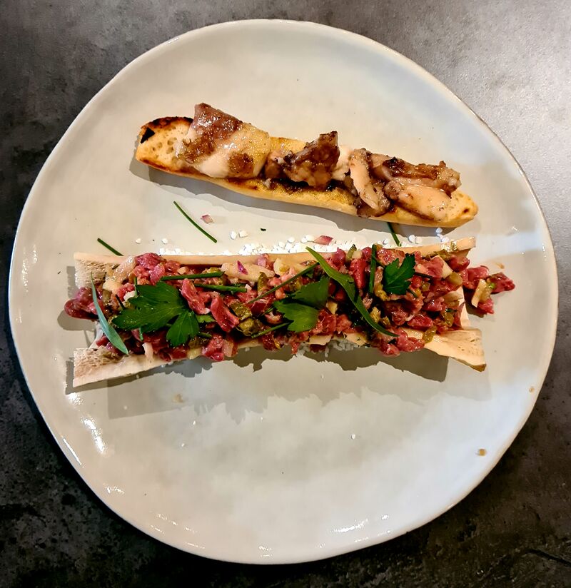 Tartare de bœuf , os à moelle