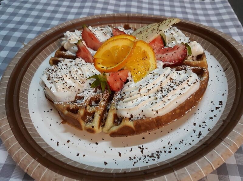 Chrupiące,pachnące gofry z bitą śmietaną i owocami