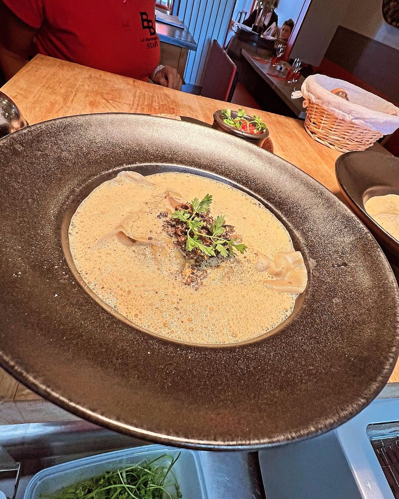 Les ravioles de champignons, foie gras poêlé, émulsion aux morilles